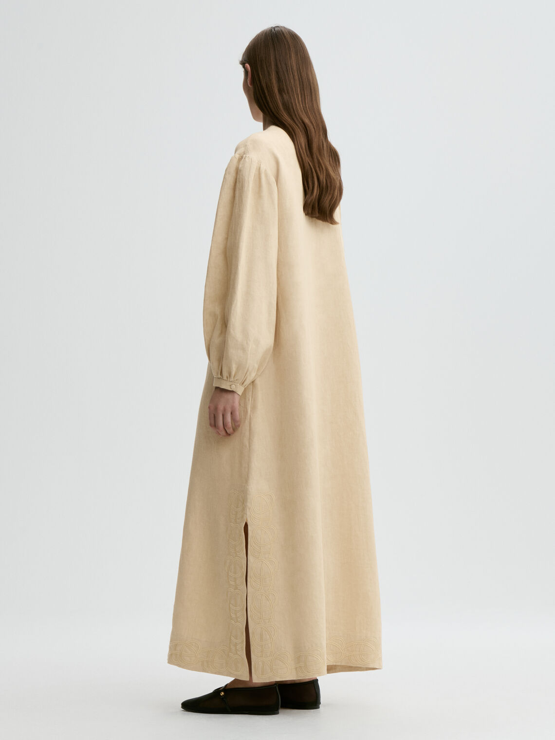 By Malene Birger Louise maxikjole i beige 100% lin med a-form, v-hals, ballongermer og swirl-broderi.