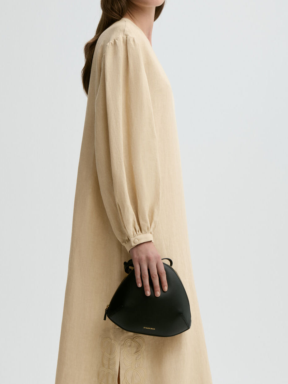 By Malene Birger Louise maxikjole i beige 100% lin med a-form, v-hals, ballongermer og swirl-broderi.