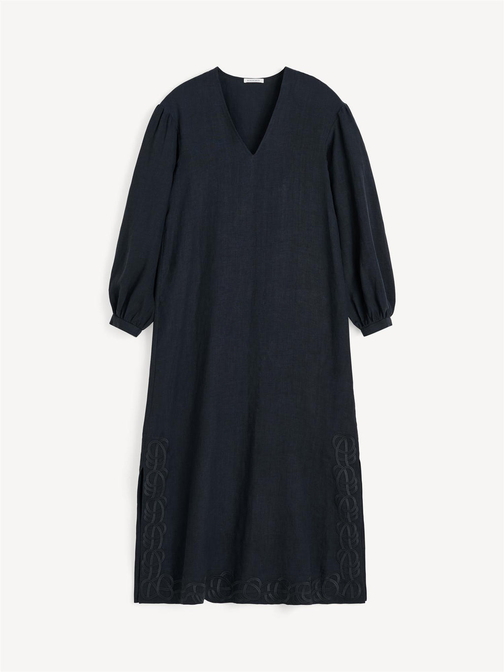 By Malene Birger Louise maxikjole i sort 100% lin med a-form, v-hals, ballongermer og swirl-broderi.