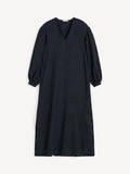 By Malene Birger Louise maxikjole i sort 100% lin med a-form, v-hals, ballongermer og swirl-broderi.