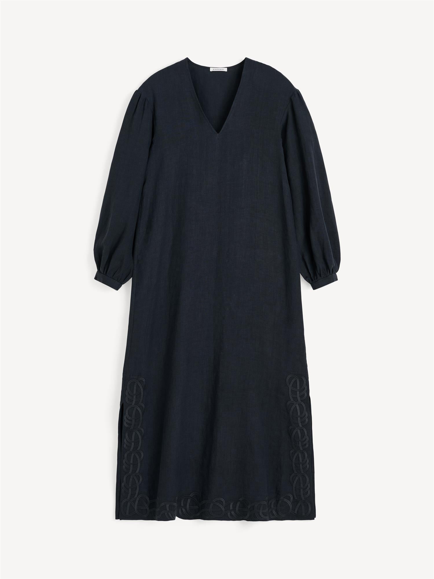 By Malene Birger Louise maxikjole i sort 100% lin med a-form, v-hals, ballongermer og swirl-broderi.