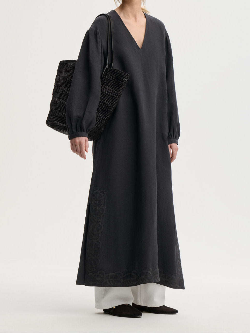 By Malene Birger Louise maxikjole i sort 100% lin med a-form, v-hals, ballongermer og swirl-broderi.