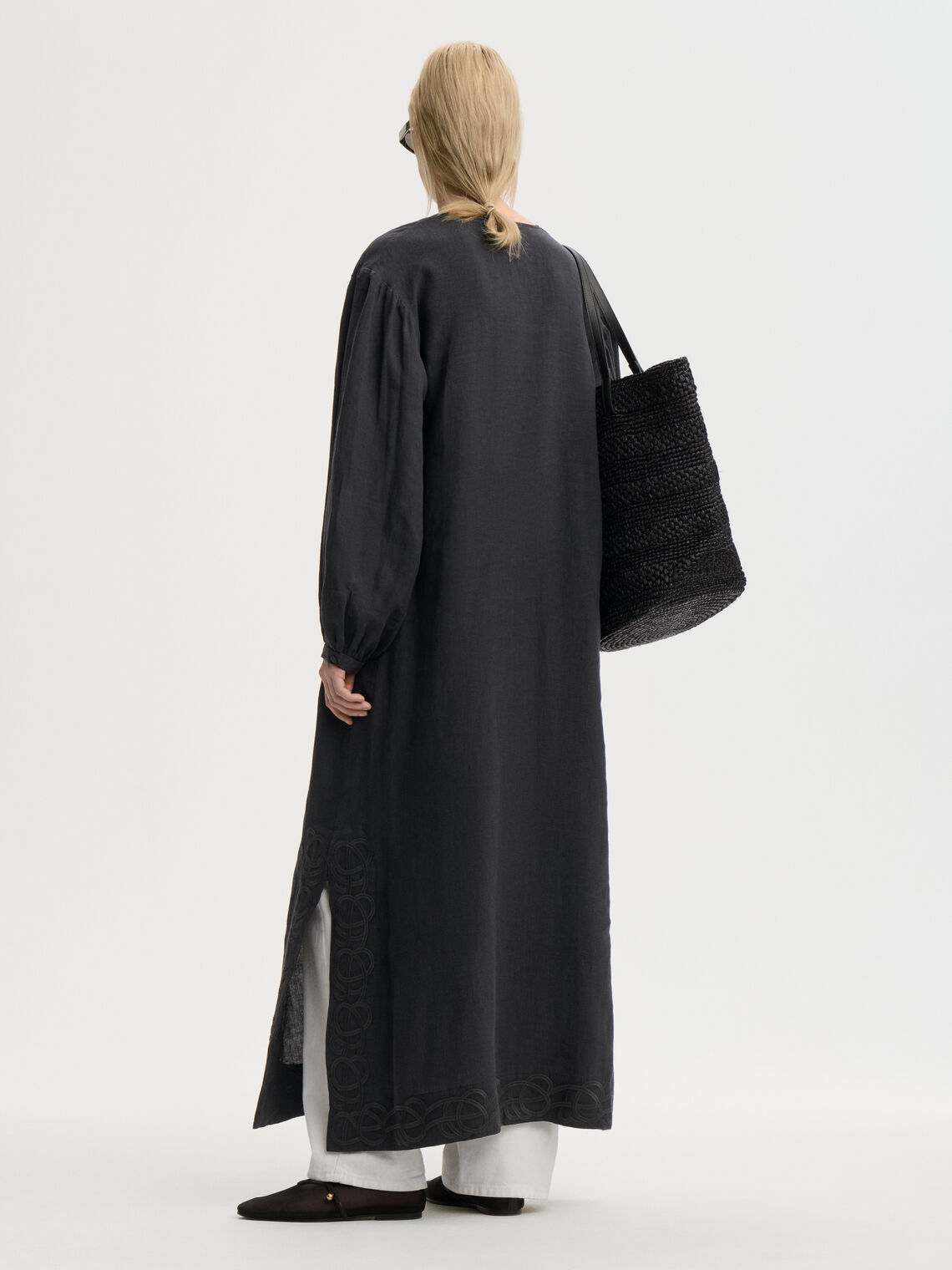 By Malene Birger Louise maxikjole i sort 100% lin med a-form, v-hals, ballongermer og swirl-broderi.