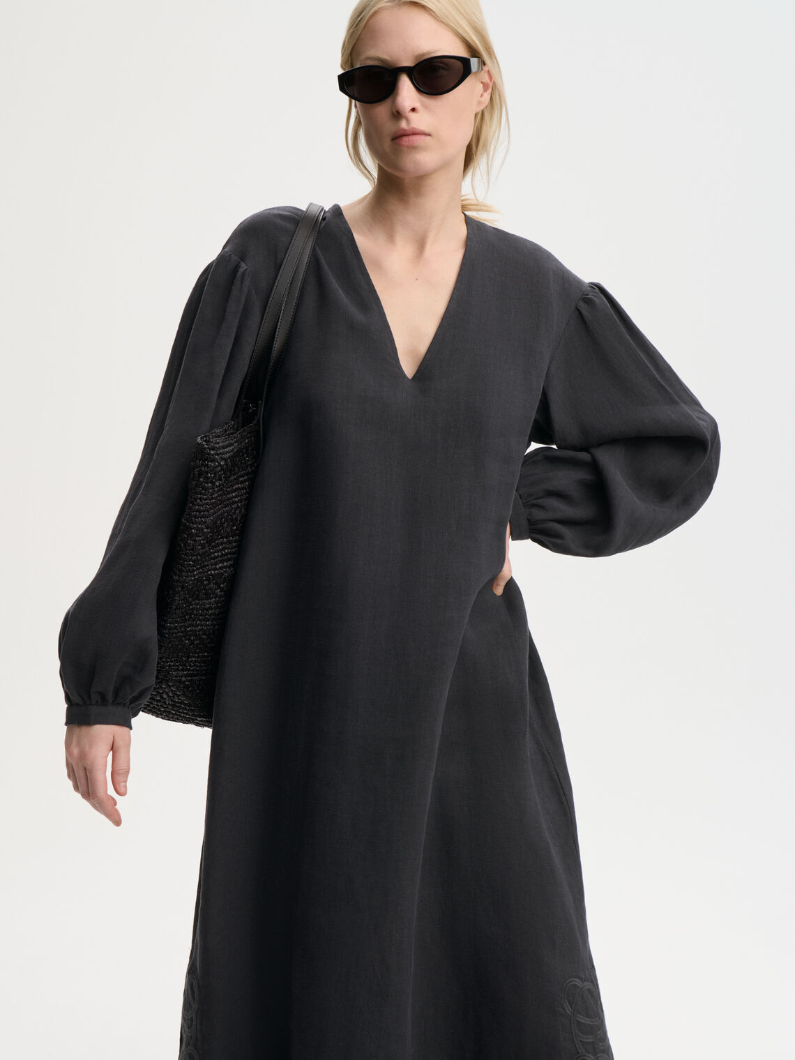 By Malene Birger Louise maxikjole i sort 100% lin med a-form, v-hals, ballongermer og swirl-broderi.