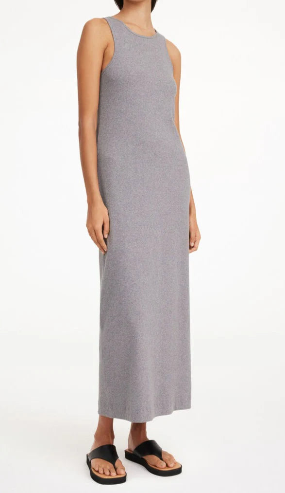 By Malene Birger Lovelo kjole i grå, ribbestrikket organisk bomull, med smal passform og bryter-arm detalj.
