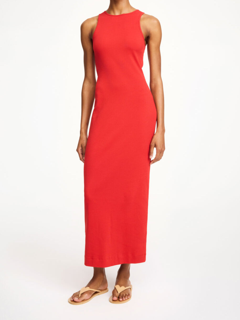 By Malene Birger Lovelo kjole i rød, ribbestrikket organisk bomull, med smal passform og bryter-arm detalj.