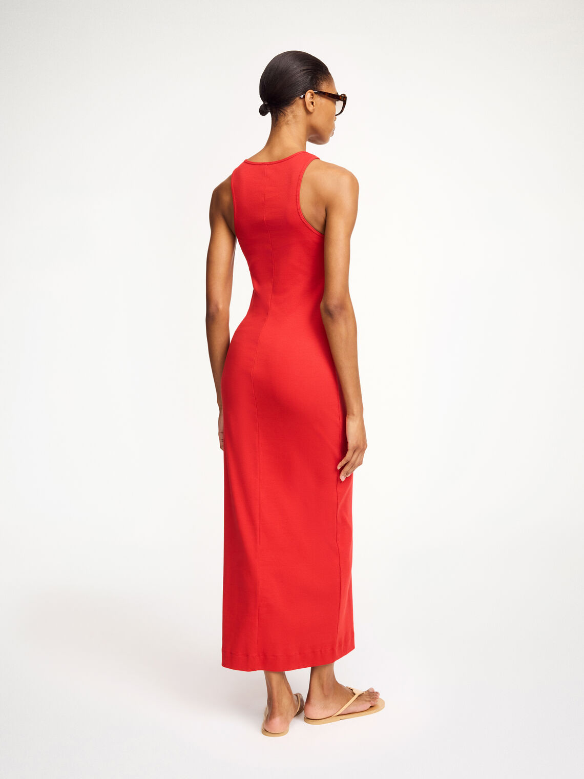 By Malene Birger Lovelo kjole i rød, ribbestrikket organisk bomull, med smal passform og bryter-arm detalj.