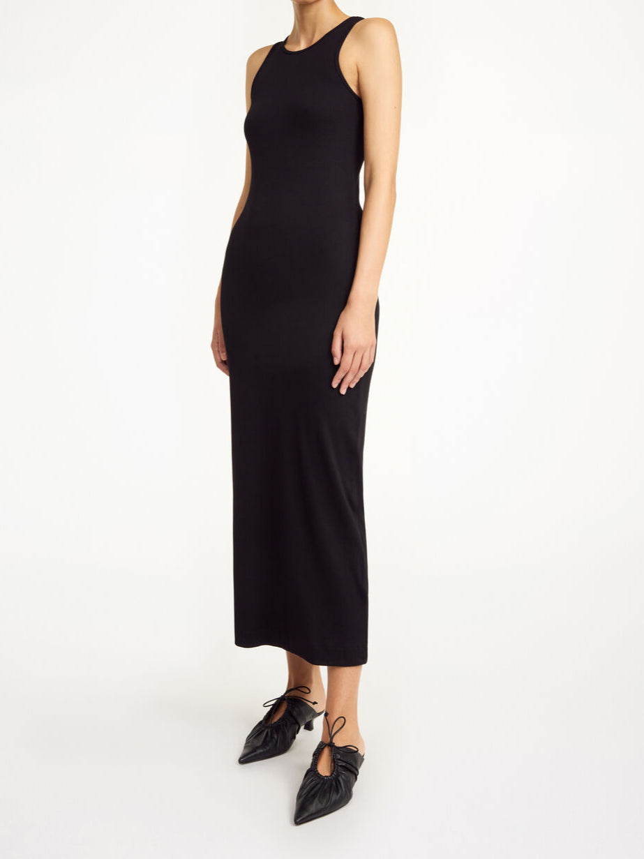 By Malene Birger Lovelo kjole i sort, ribbestrikket organisk bomull, med smal passform og bryter-arm detalj.