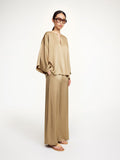 By Malene Birger Lucee bukse i beige, med utsvingte ben og laget av acetat og polyester.