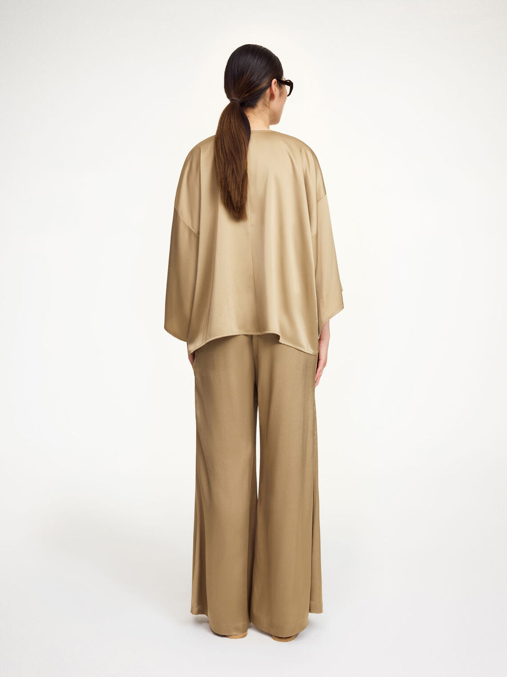 By Malene Birger Lucee bukse i beige, med utsvingte ben og laget av acetat og polyester.