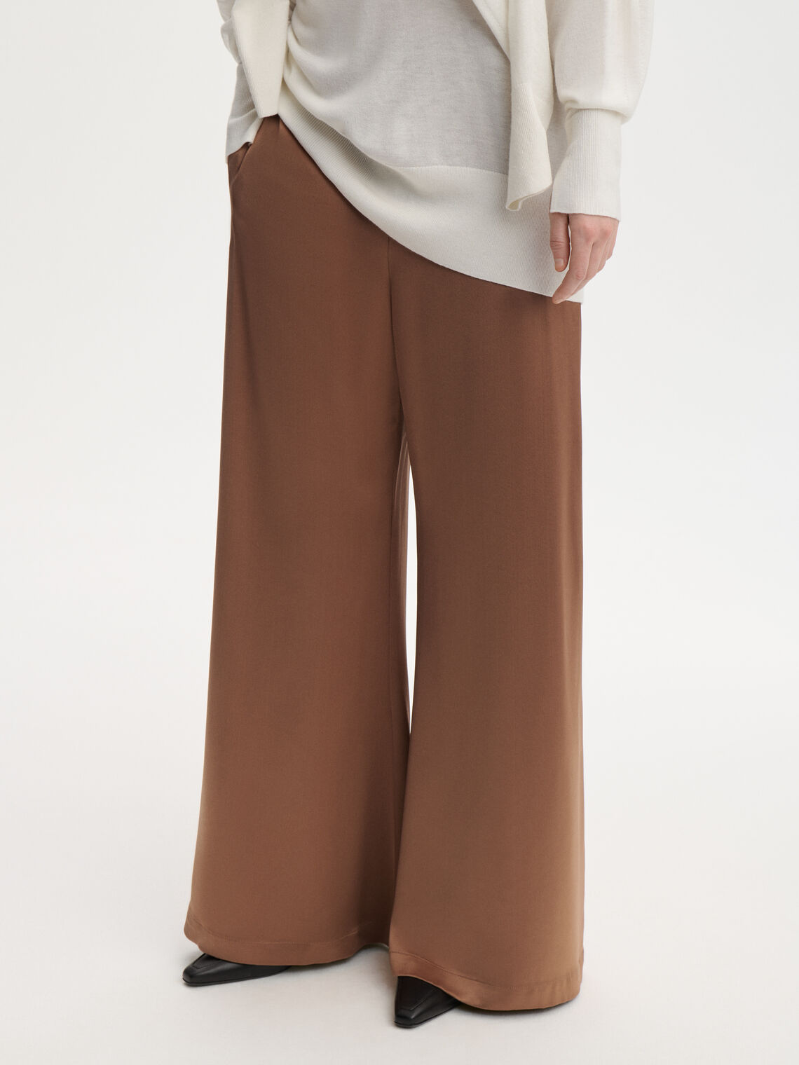 Lucee satengbukse i brun polyester med høyt liv, vide ben og glatt satengfinish.