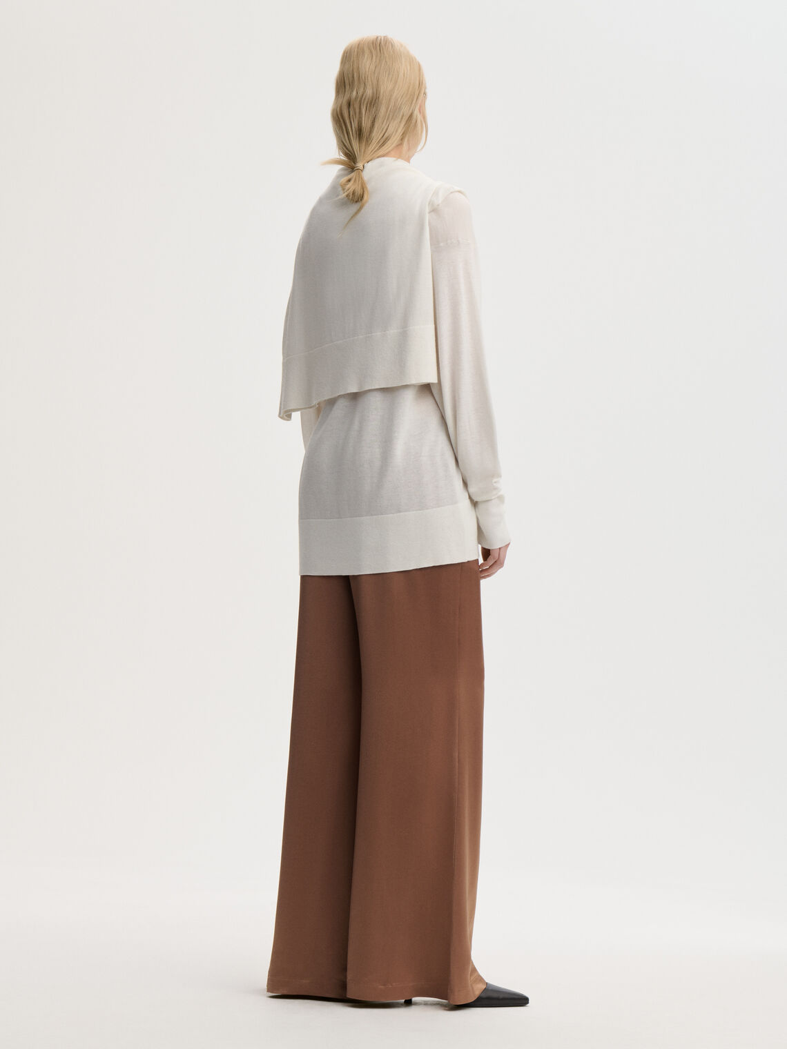 Lucee satengbukse i brun polyester med høyt liv, vide ben og glatt satengfinish.