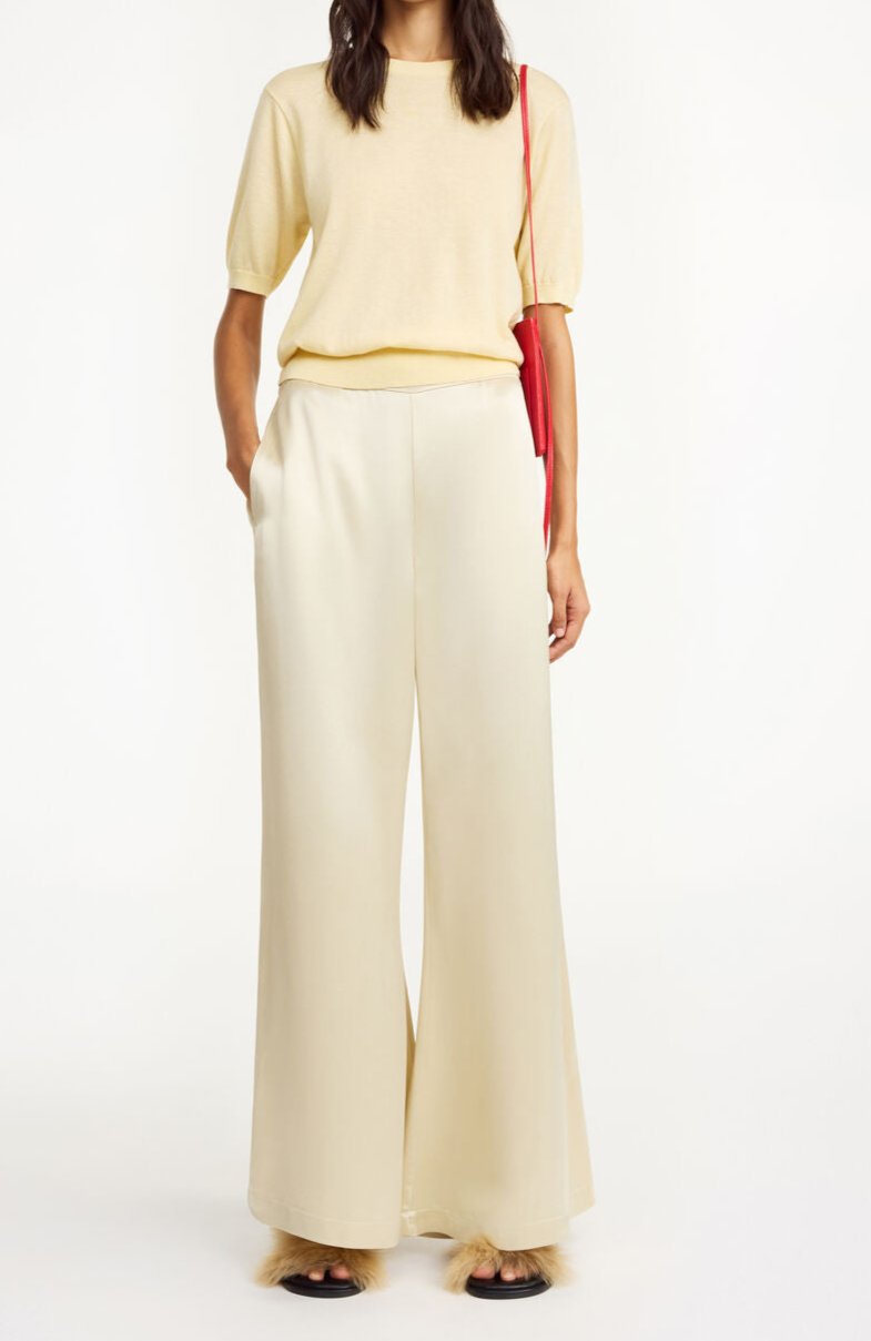 By Malene Birger Lucee bukse i kremfarget, med utsvingte ben og laget av acetat og polyester.