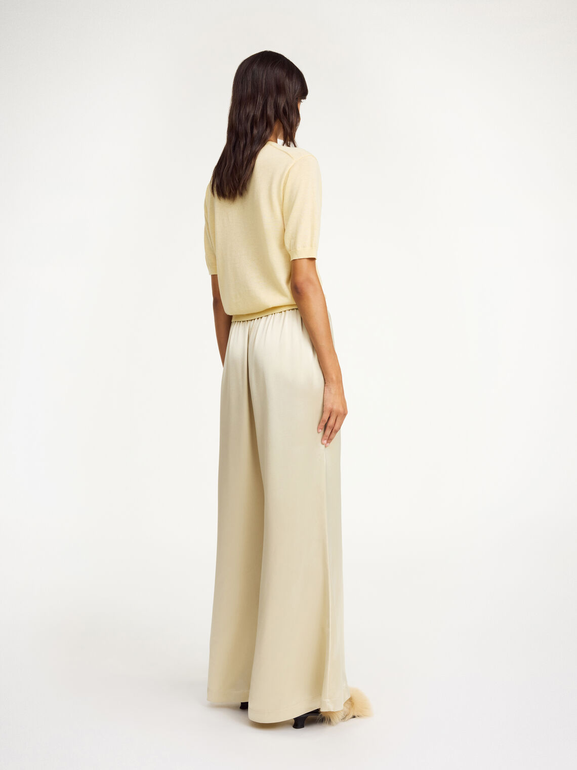 By Malene Birger Lucee bukse i kremfarget, med utsvingte ben og laget av acetat og polyester.