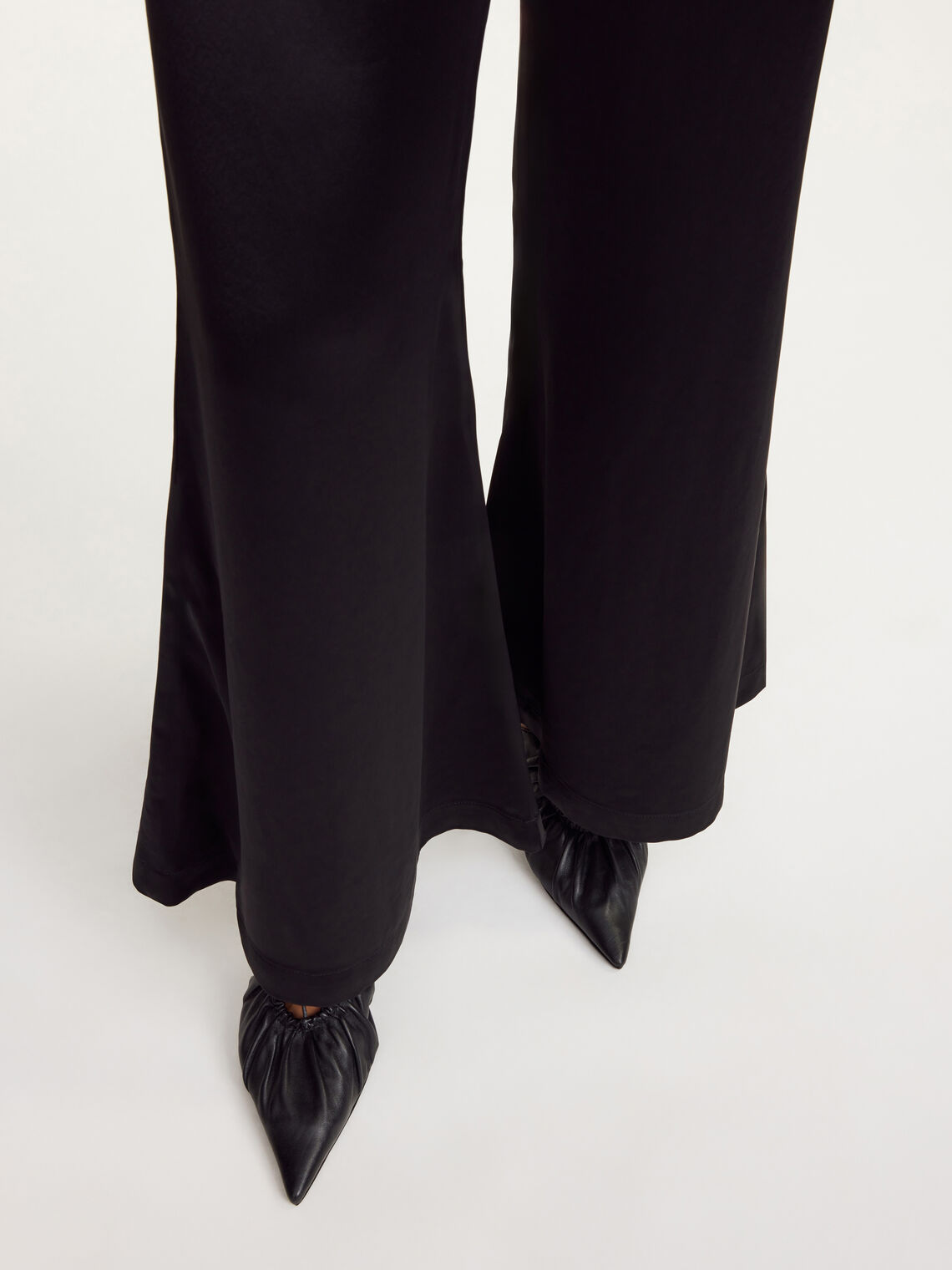 Lucee satengbukse i sort polyester med høyt liv, vide ben og glatt satengfinish.