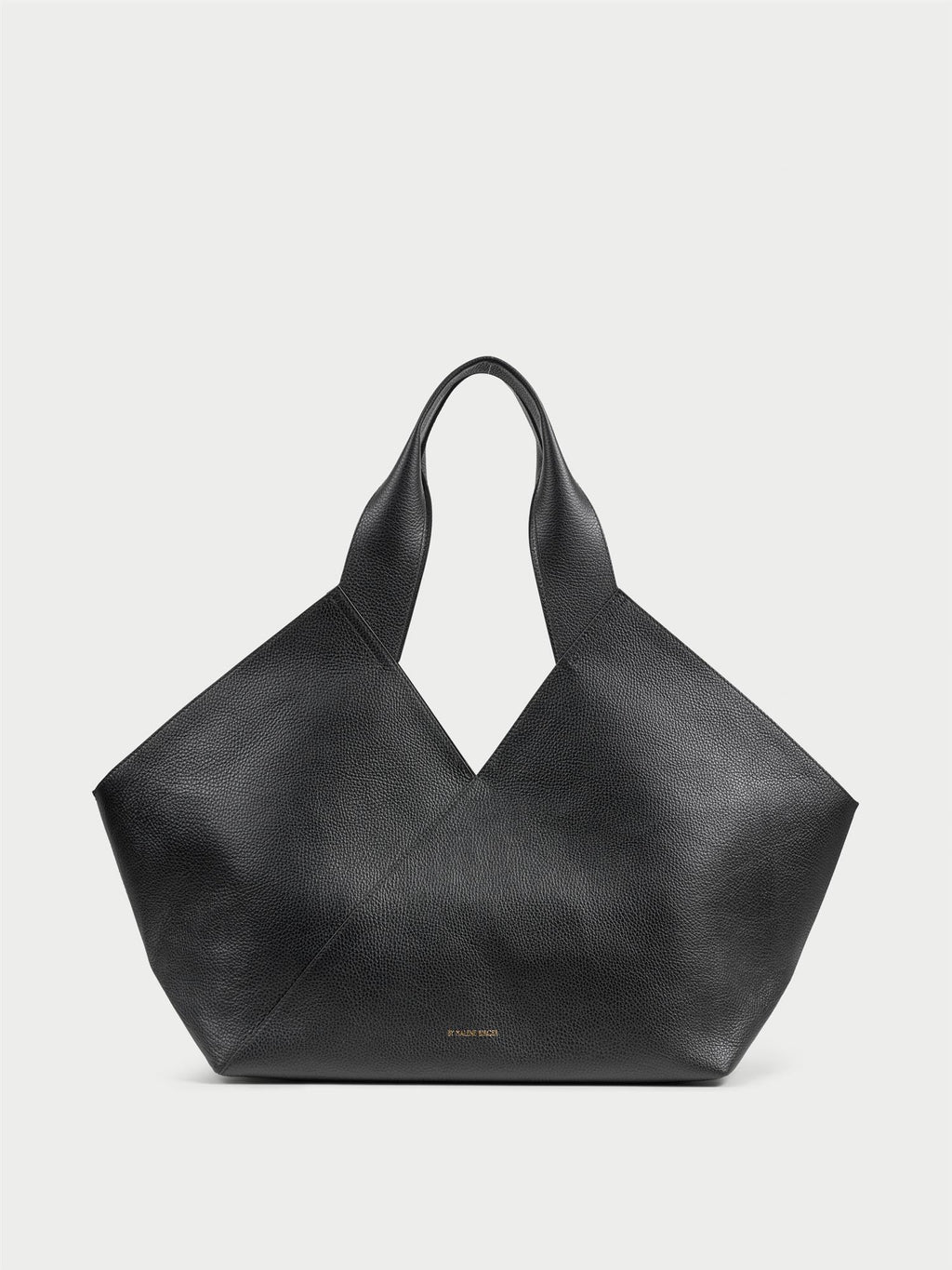 LUCILE veske fra By Malene Birger i fargen sort, laget i 100% kuskinn. Brede, integrerte håndtak og innvendig lomme.