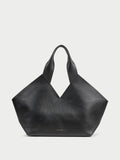 LUCILE veske fra By Malene Birger i fargen sort, laget i 100% kuskinn. Brede, integrerte håndtak og innvendig lomme.