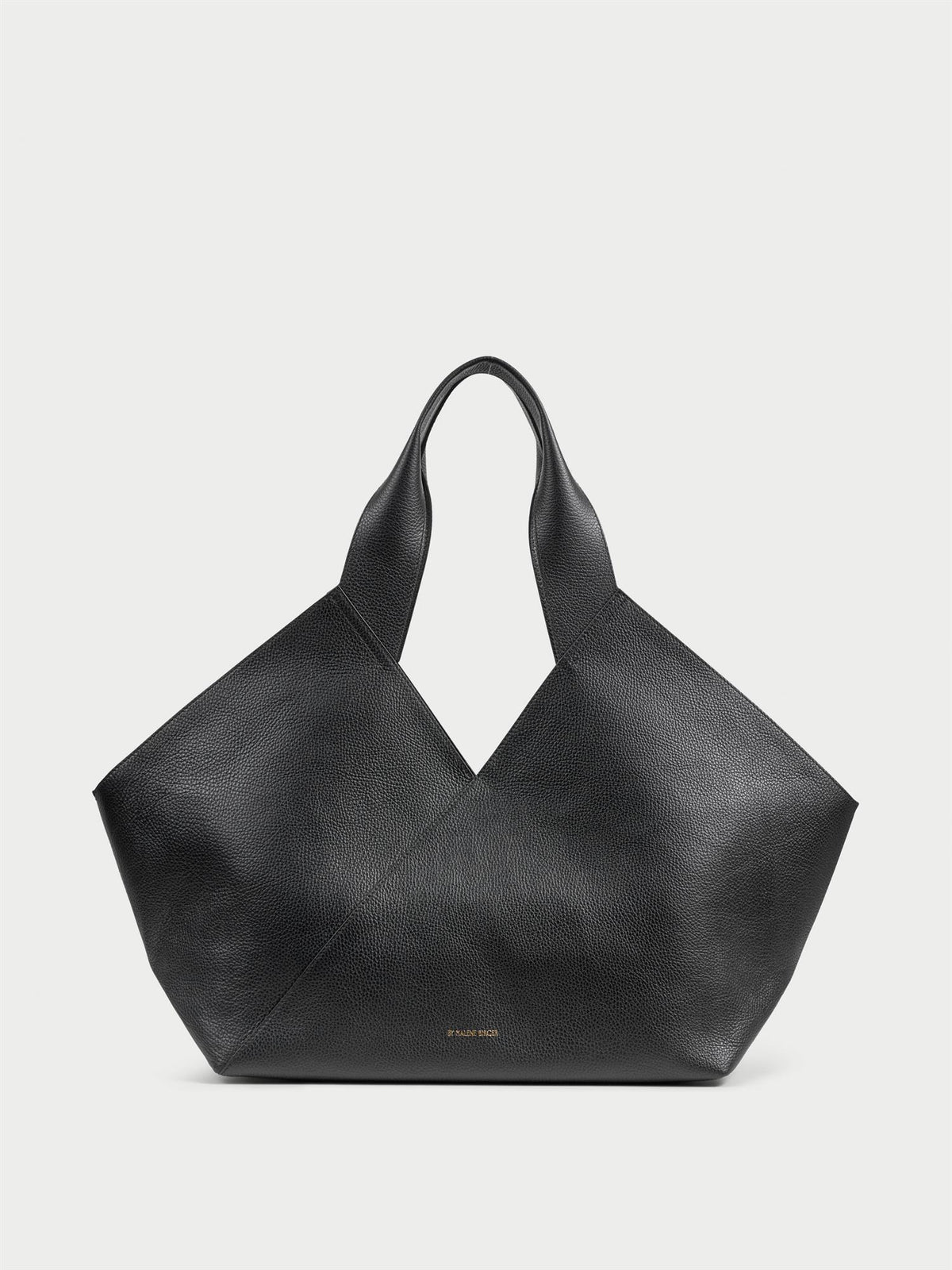 LUCILE veske fra By Malene Birger i fargen sort, laget i 100% kuskinn. Brede, integrerte håndtak og innvendig lomme.