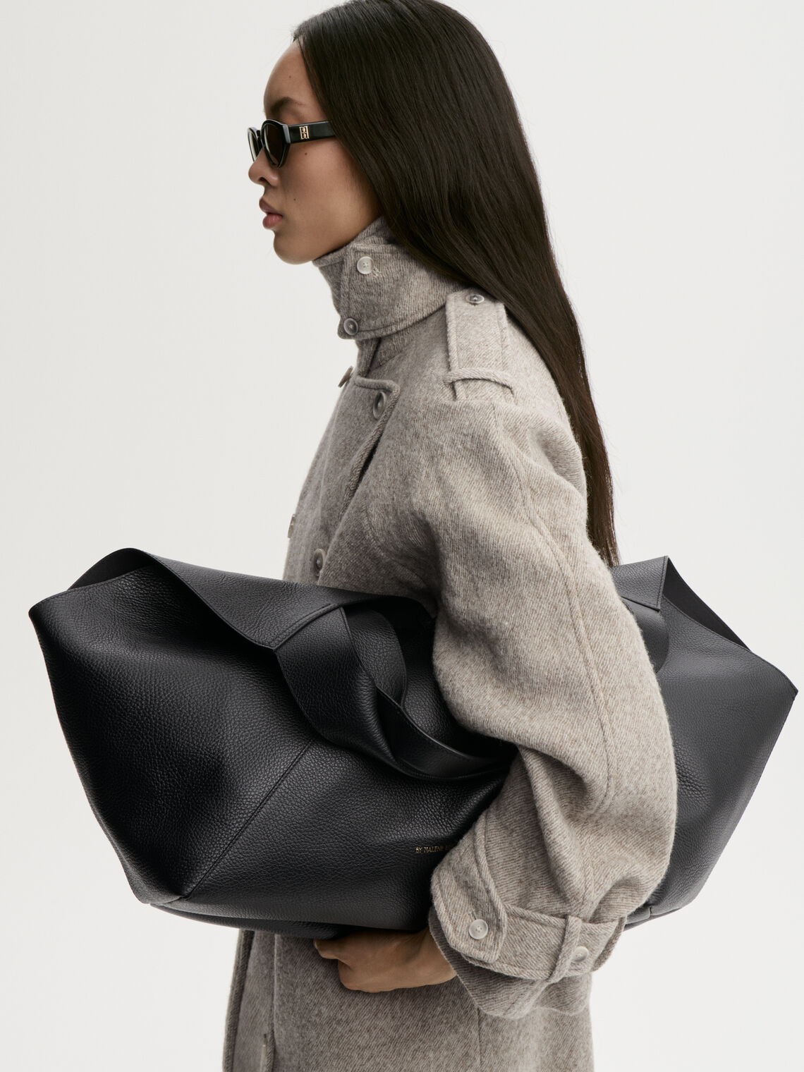LUCILE veske fra By Malene Birger i fargen sort, laget i 100% kuskinn. Brede, integrerte håndtak og innvendig lomme.