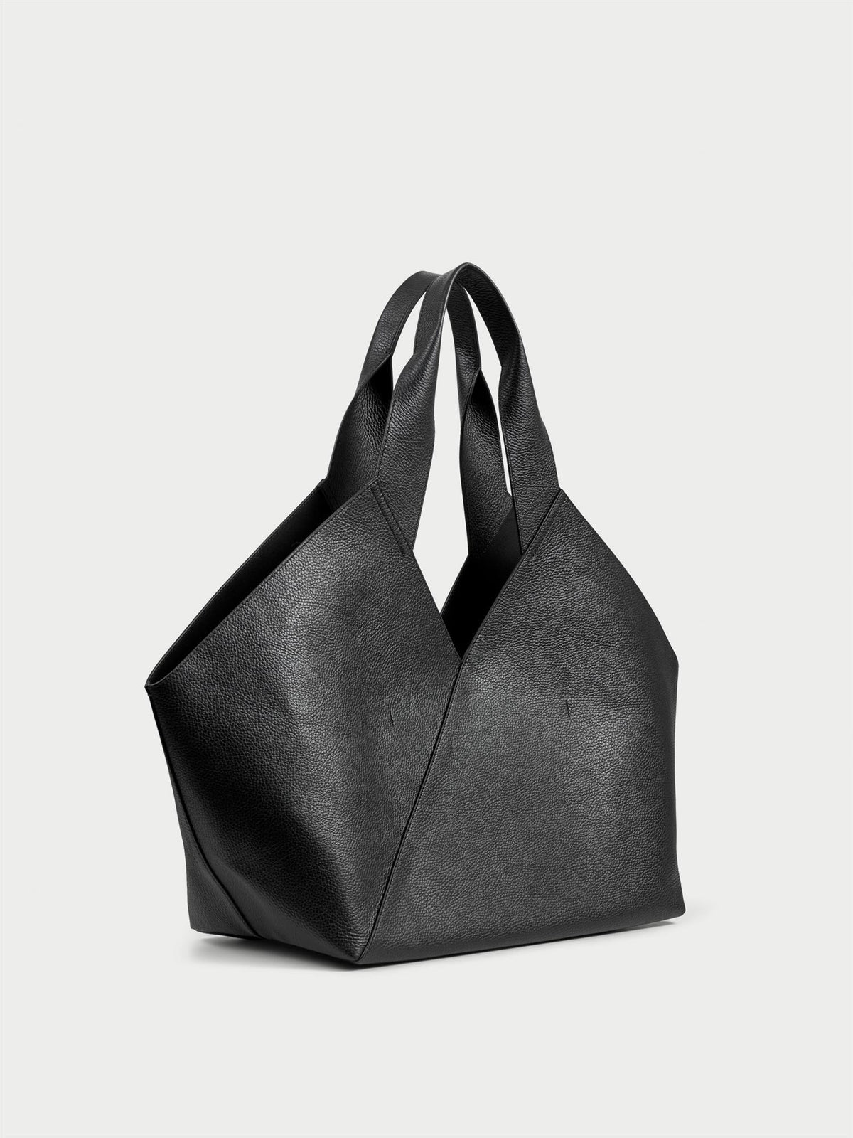 LUCILE veske fra By Malene Birger i fargen sort, laget i 100% kuskinn. Brede, integrerte håndtak og innvendig lomme.