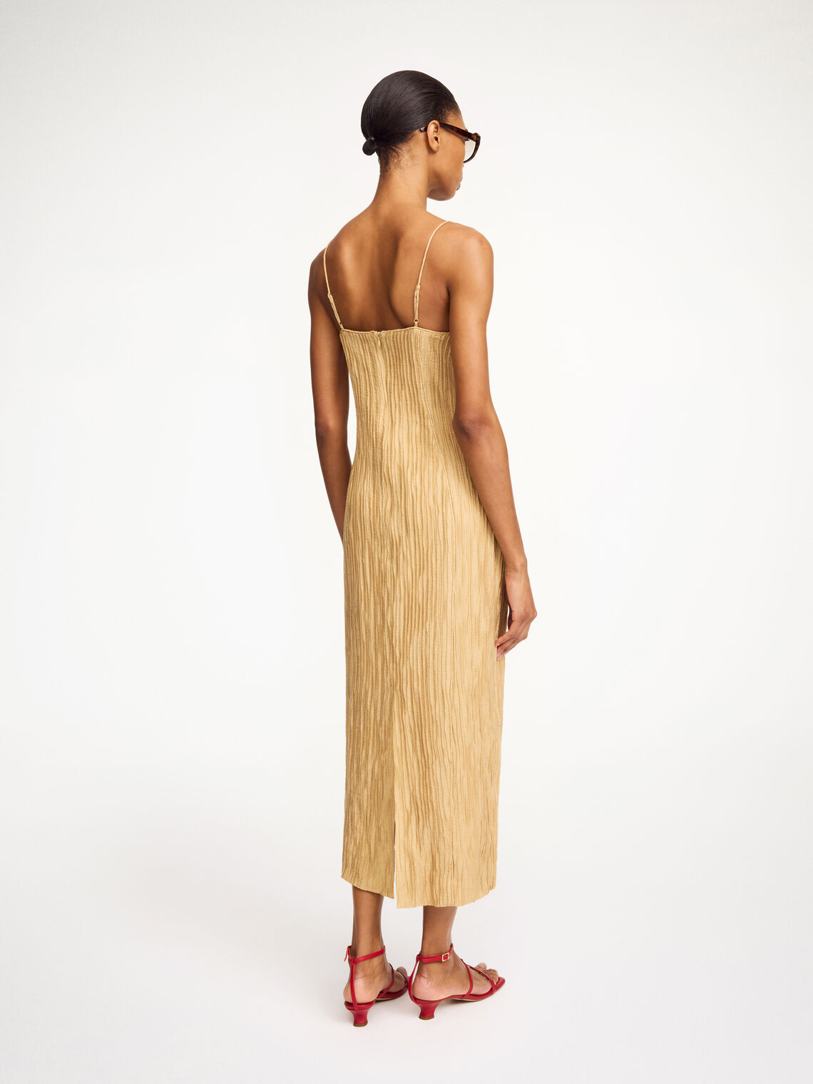 By Malene Birger Lucille kjole i beige, med en slim-fit passform, justerbare stropper og laget av viskose og polyamid.