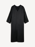By Malene Birger Lucina ankel-lang satengkjole i sort acetat og polyester med v-hals, dolman-ermer og splitt i front.