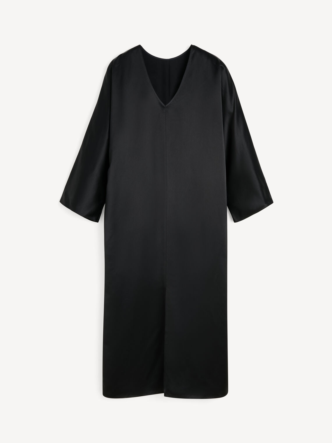 By Malene Birger Lucina ankel-lang satengkjole i sort acetat og polyester med v-hals, dolman-ermer og splitt i front.