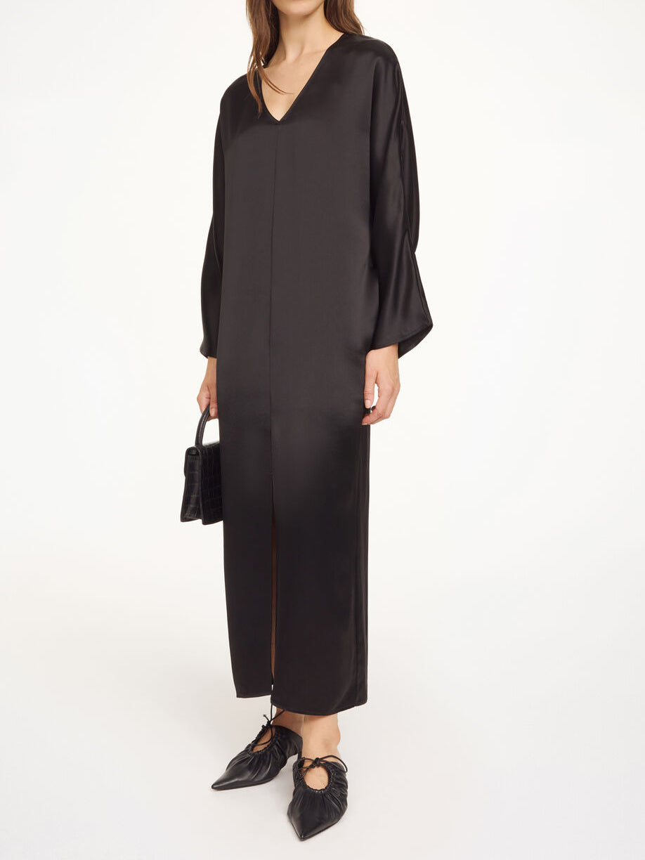 By Malene Birger Lucina ankel-lang satengkjole i sort acetat og polyester med v-hals, dolman-ermer og splitt i front.
