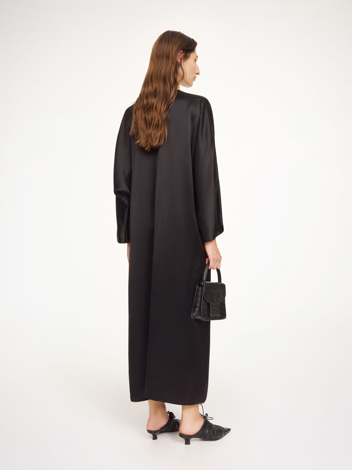 By Malene Birger Lucina ankel-lang satengkjole i sort acetat og polyester med v-hals, dolman-ermer og splitt i front.