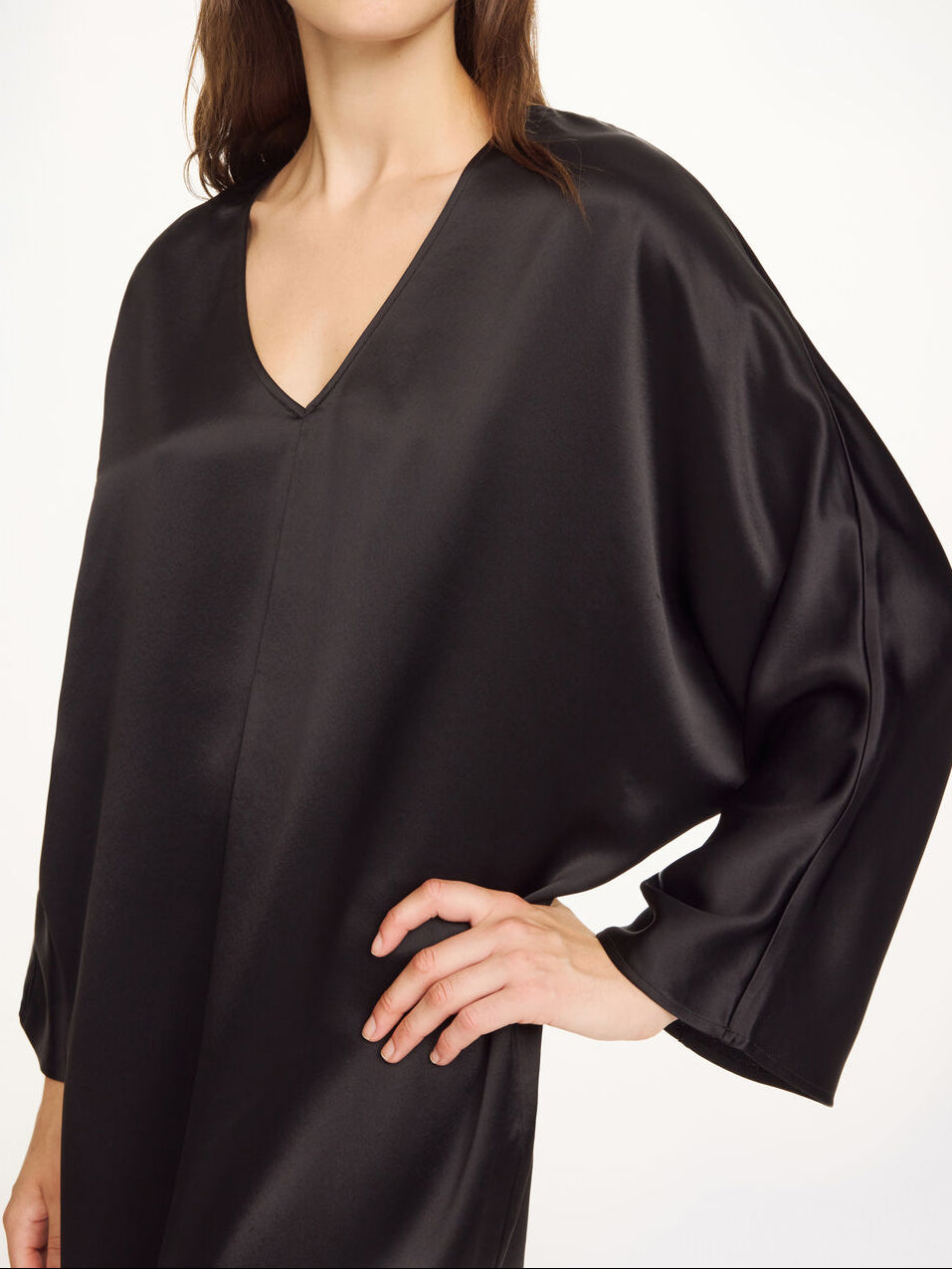 By Malene Birger Lucina ankel-lang satengkjole i sort acetat og polyester med v-hals, dolman-ermer og splitt i front.