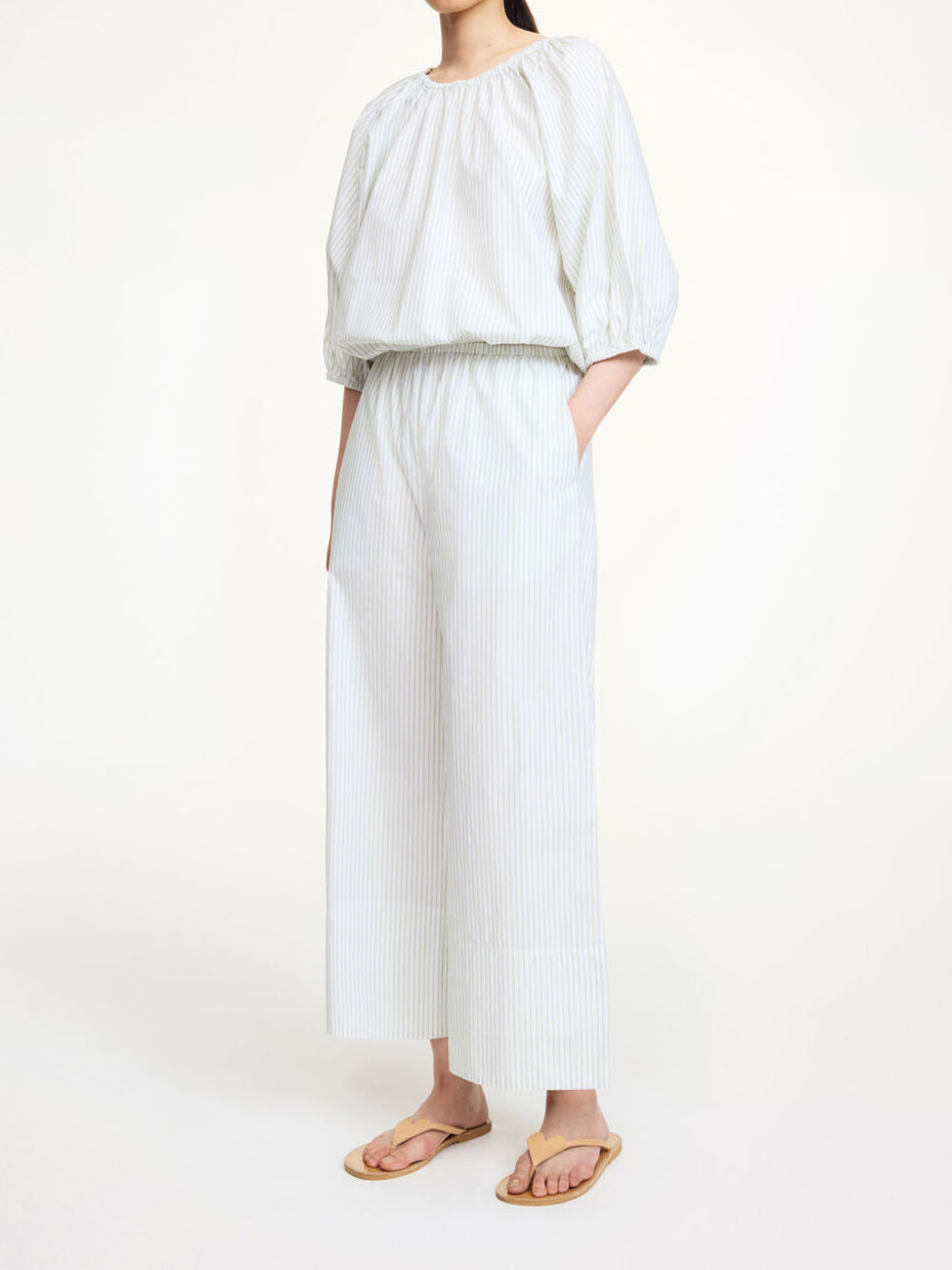 By Malene Birger Luisa bukse i hvit med grønne, tynne striper, laget av 100% organisk bomull med en cropped lengde og vide ben.