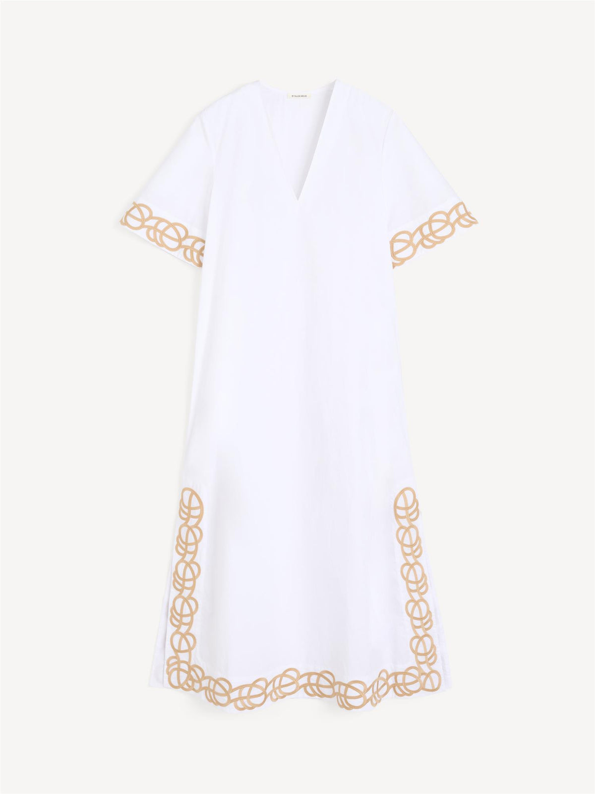 LULA maxikjole fra By Malene Birger i fargen hvit, laget i 100% organisk bomull. A-linjet form med v-utringning, splitt i siden og broderte swirl-detaljer.