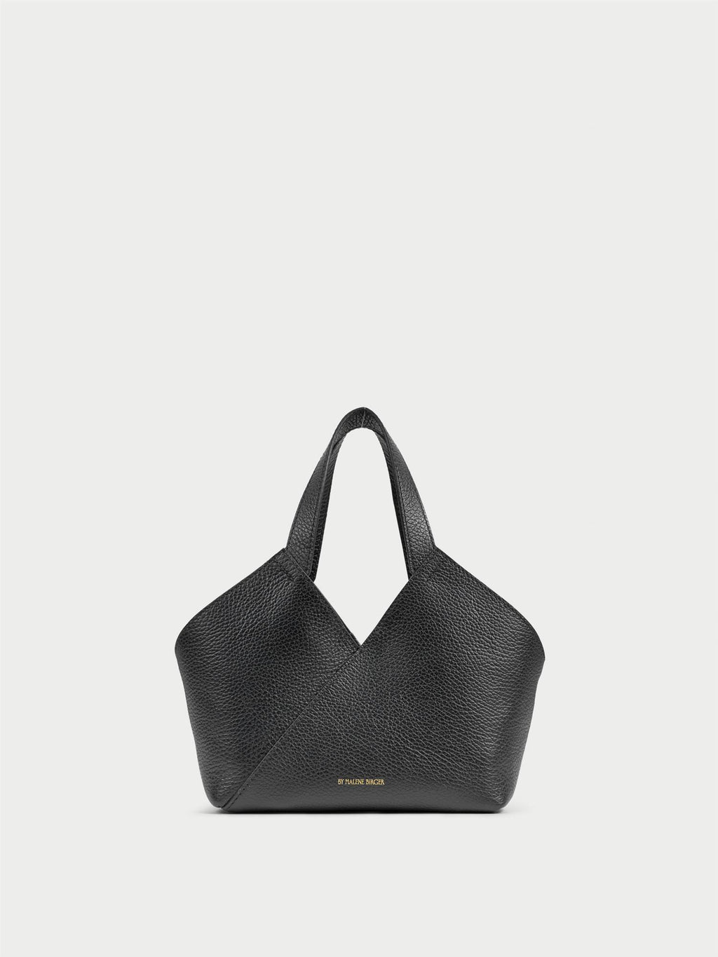 LULLE veske fra By Malene Birger i fargen sort, laget i 100% kuskinn. Brede håndtak, avtagbar og justerbar skulderreim og innvendig lomme.