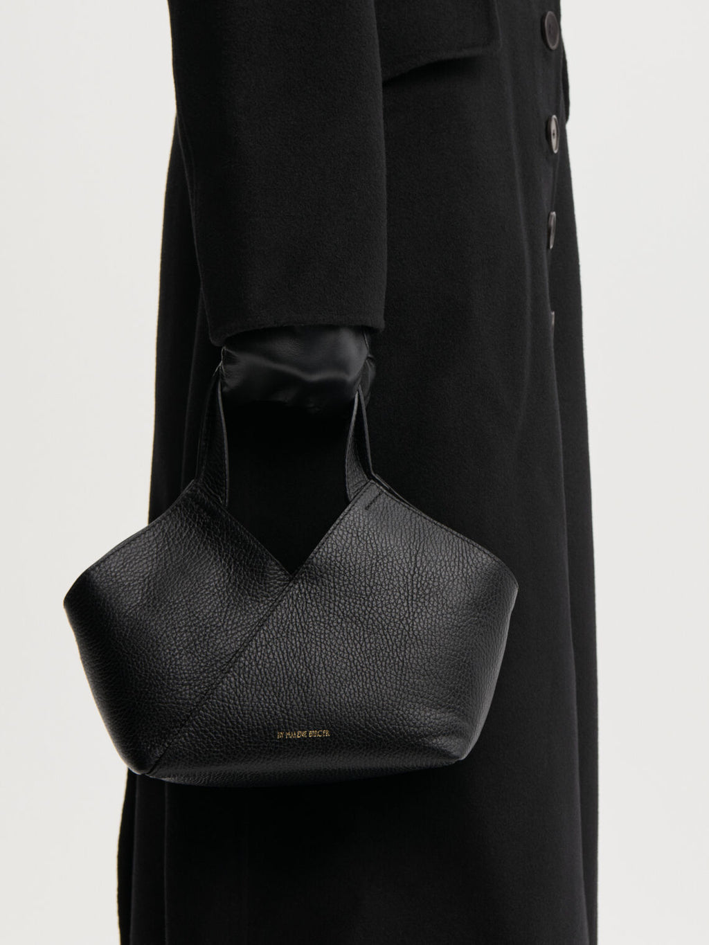 LULLE veske fra By Malene Birger i fargen sort, laget i 100% kuskinn. Brede håndtak, avtagbar og justerbar skulderreim og innvendig lomme.