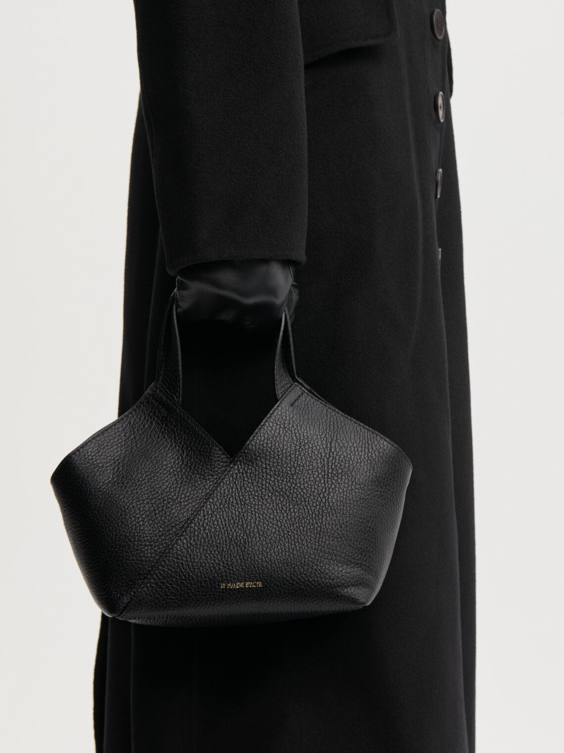 LULLE veske fra By Malene Birger i fargen sort, laget i 100% kuskinn. Brede håndtak, avtagbar og justerbar skulderreim og innvendig lomme.