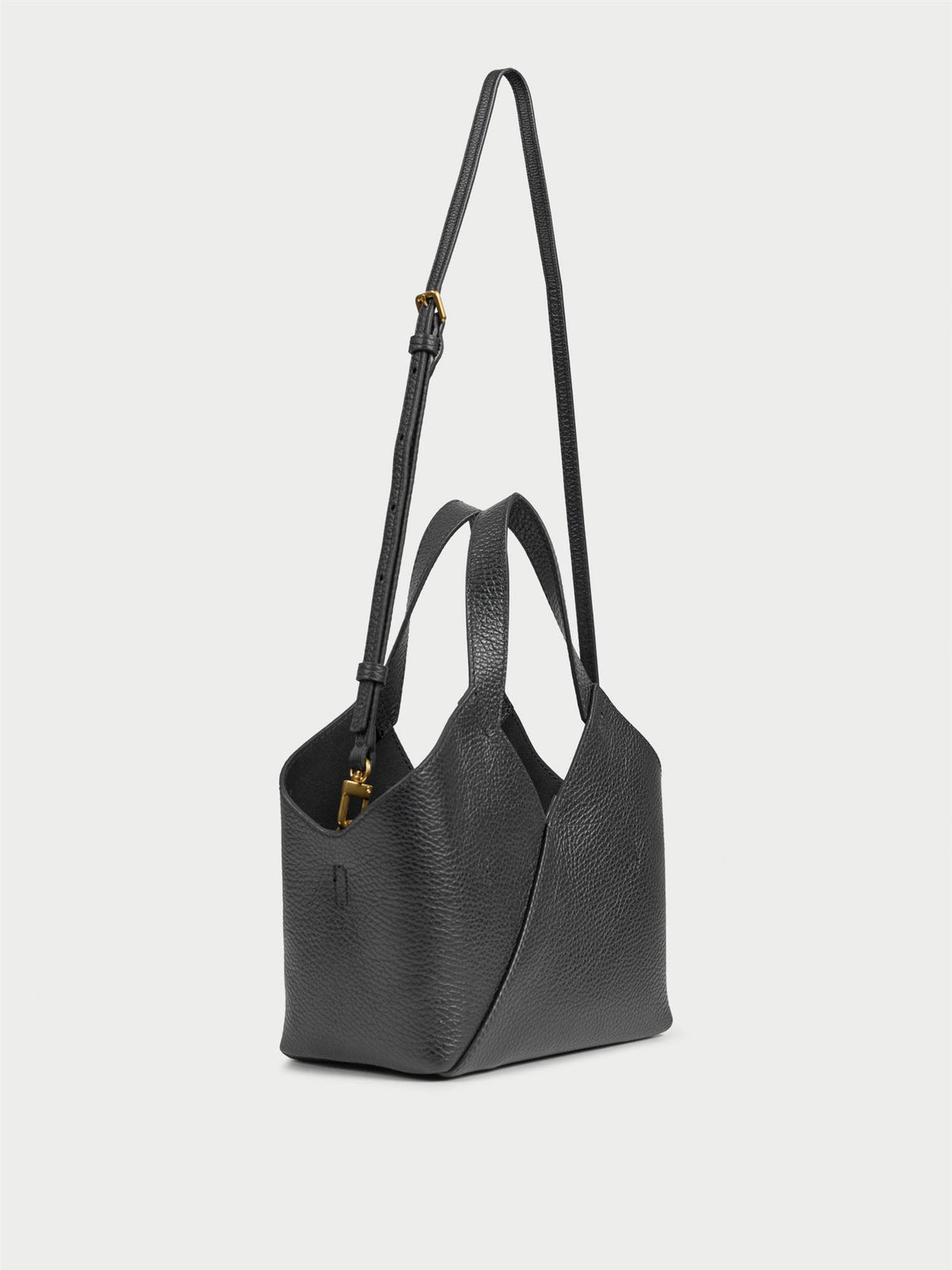 LULLE veske fra By Malene Birger i fargen sort, laget i 100% kuskinn. Brede håndtak, avtagbar og justerbar skulderreim og innvendig lomme.