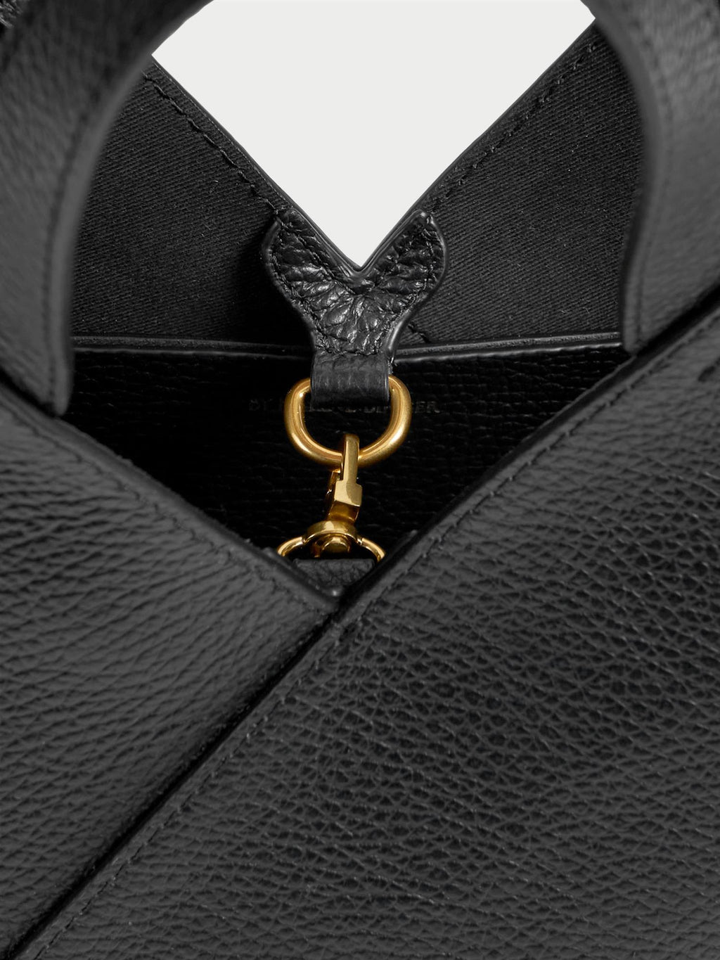 LULLE veske fra By Malene Birger i fargen sort, laget i 100% kuskinn. Brede håndtak, avtagbar og justerbar skulderreim og innvendig lomme.