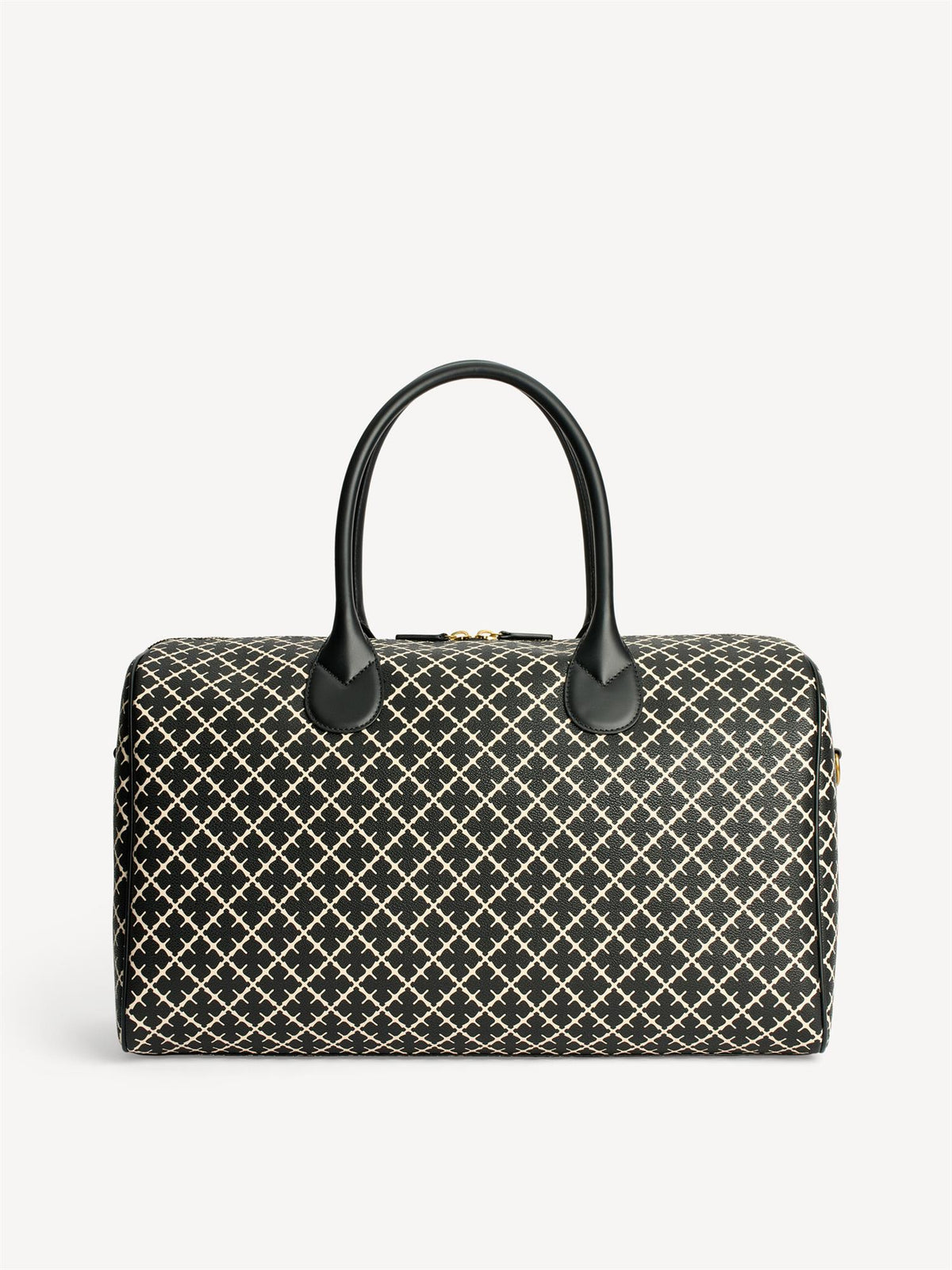 LULLU LARGE weekendbag fra By Malene Birger i fargen sort, laget i polyvinylklorid med Signatur Flower-print, avtagbar skulderreim og brede bærehåndtak.