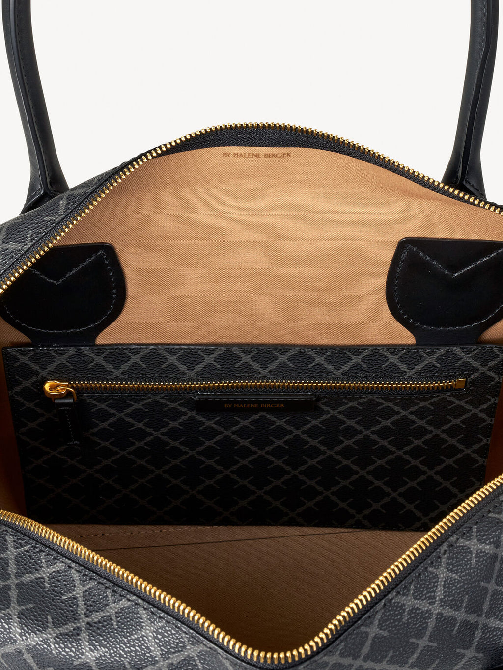 LULLU SMALL weekendbag i grå polyvinylklorid – detaljbilde