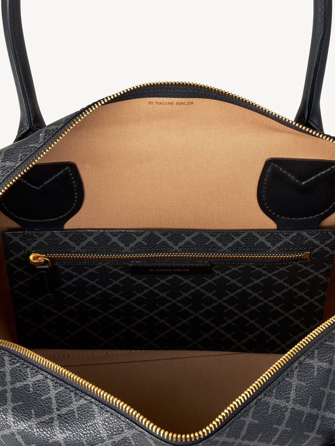 LULLU SMALL weekendbag i grå polyvinylklorid – detaljbilde