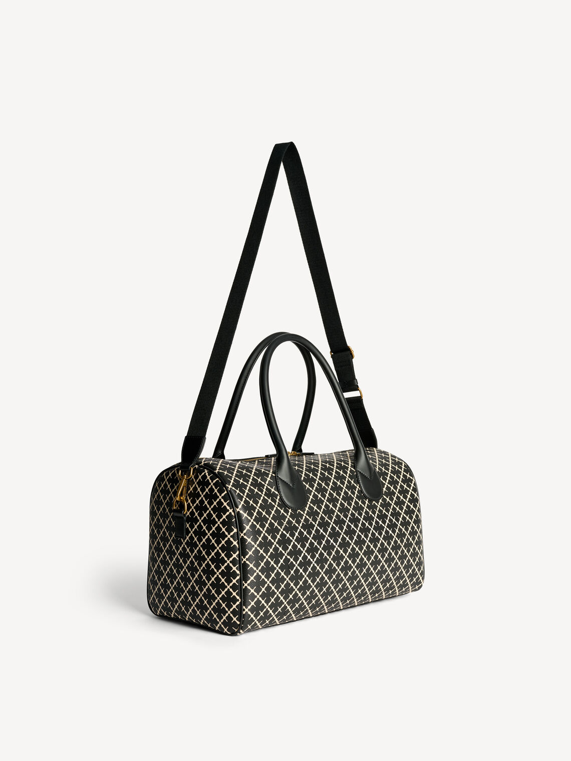 By Malene Birger Lullu small weekendbag i sort, laget av polyvinylklorid med Signature Flower-print og avtagbar skulderreim.