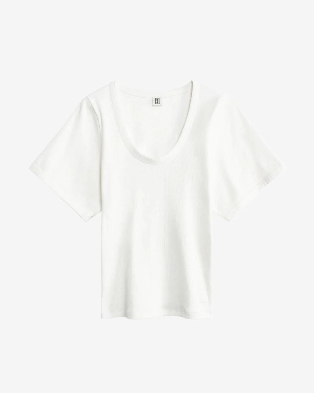 By Malene Birger Lunai t-skjorte i hvit, med smal passform, buet utringning og trompetformede ermer, laget av organisk bomull og elastan.