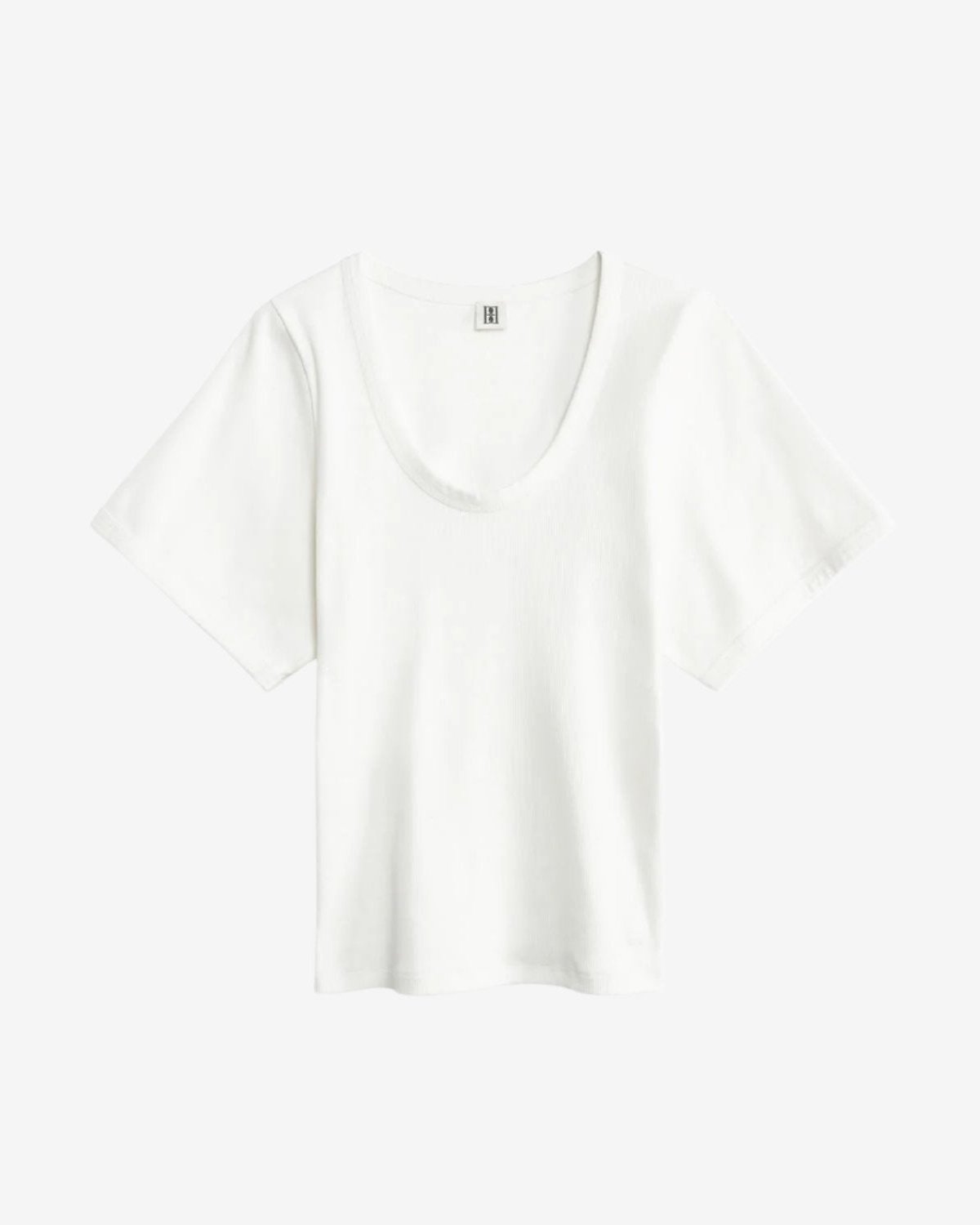 By Malene Birger Lunai t-skjorte i hvit, med smal passform, buet utringning og trompetformede ermer, laget av organisk bomull og elastan.