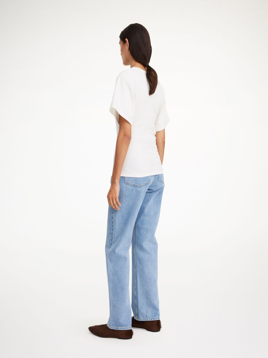 By Malene Birger Lunai t-skjorte i hvit, med smal passform, buet utringning og trompetformede ermer, laget av organisk bomull og elastan.