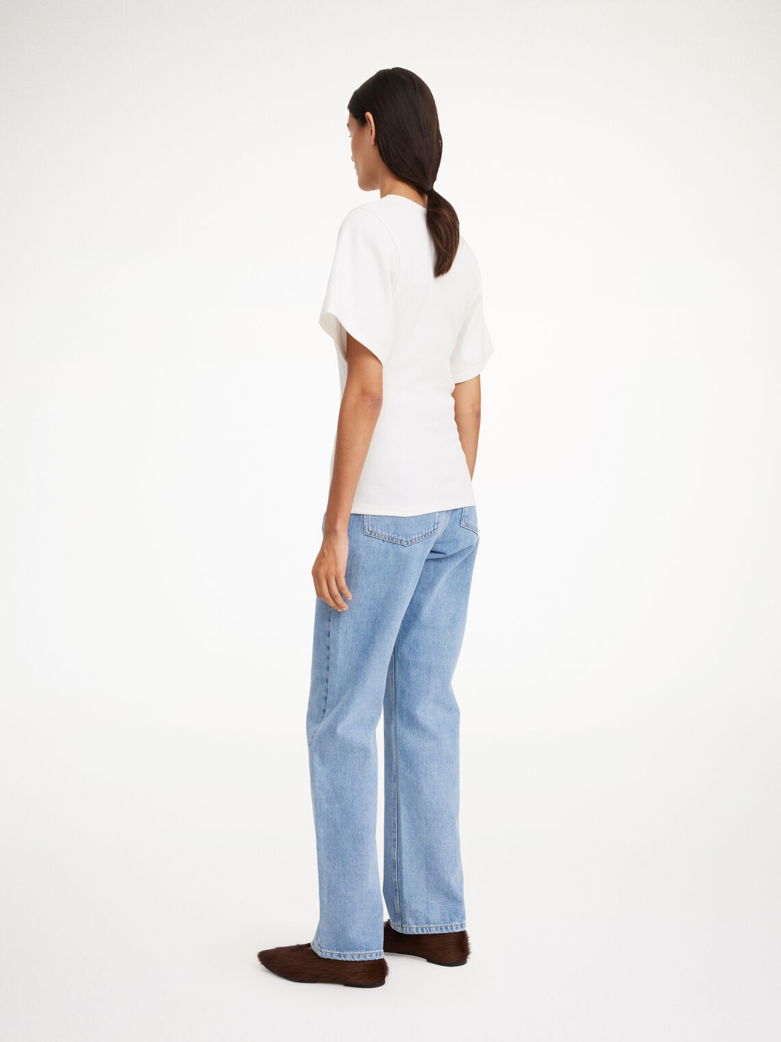 By Malene Birger Lunai t-skjorte i hvit, med smal passform, buet utringning og trompetformede ermer, laget av organisk bomull og elastan.