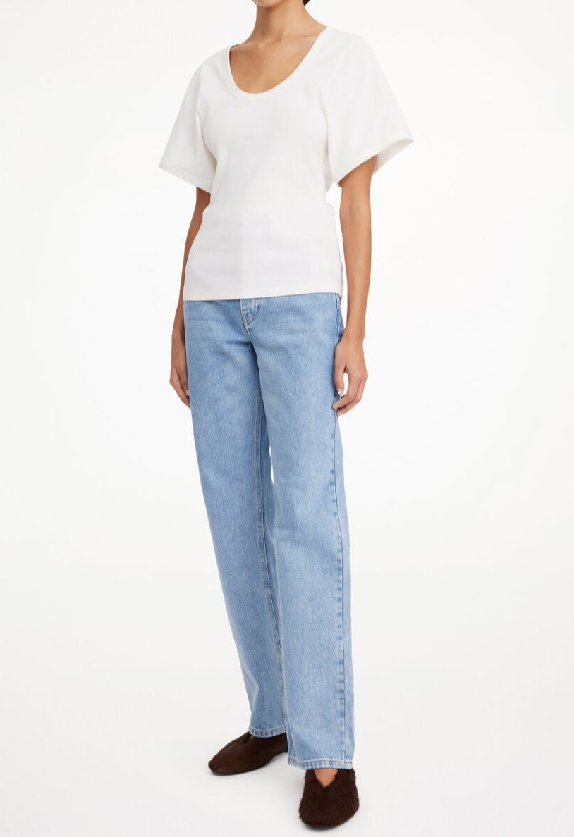 By Malene Birger Lunai t-skjorte i hvit, med smal passform, buet utringning og trompetformede ermer, laget av organisk bomull og elastan.