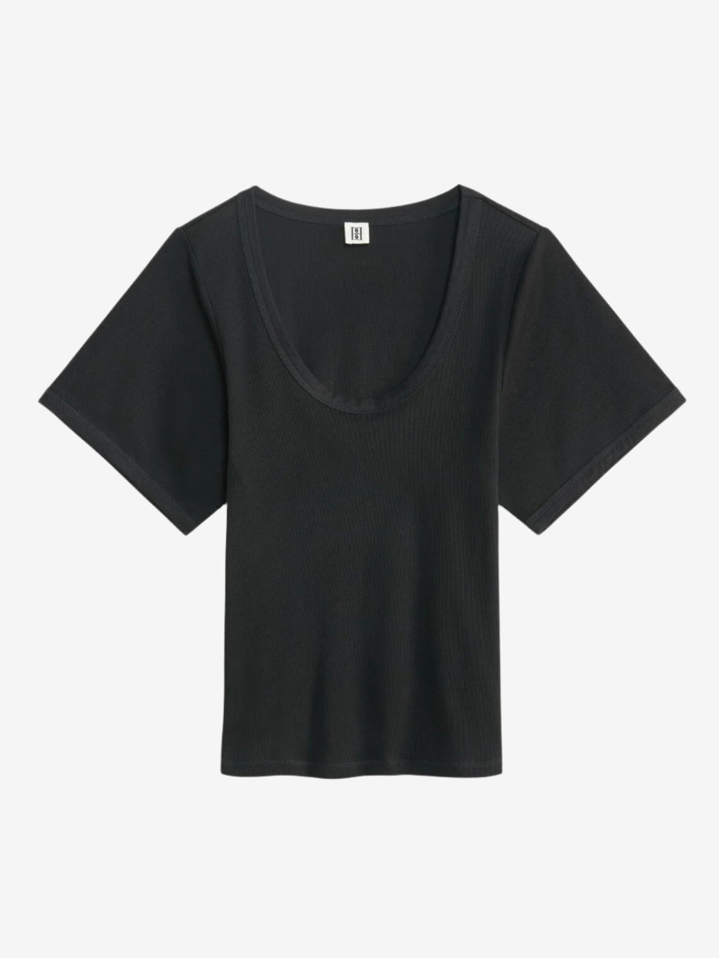 By Malene Birger Lunai t-skjorte i sort, med smal passform, buet utringning og trompetformede ermer, laget av organisk bomull og elastan.