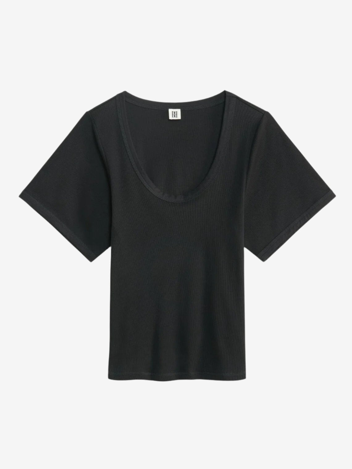 By Malene Birger Lunai t-skjorte i sort, med smal passform, buet utringning og trompetformede ermer, laget av organisk bomull og elastan.