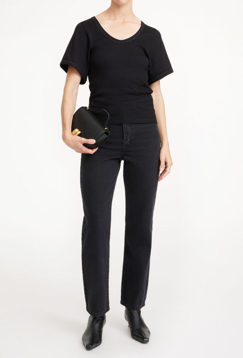 By Malene Birger Lunai t-skjorte i sort, med smal passform, buet utringning og trompetformede ermer, laget av organisk bomull og elastan.