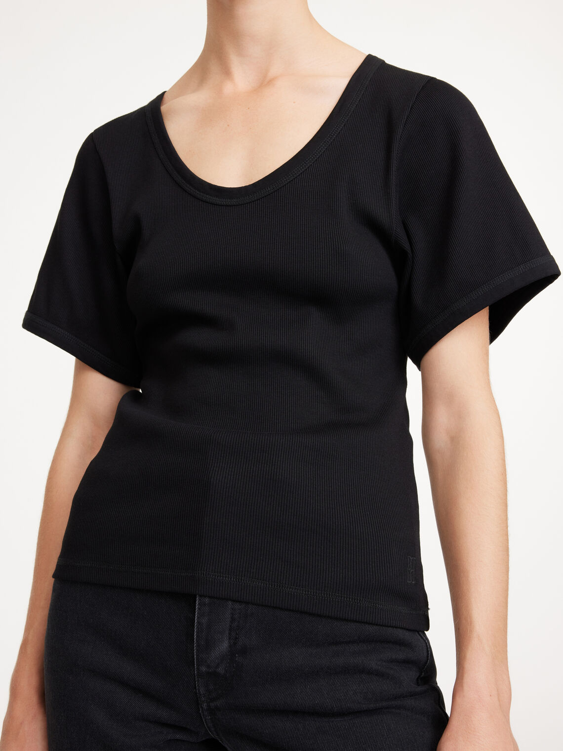 By Malene Birger Lunai t-skjorte i sort, med smal passform, buet utringning og trompetformede ermer, laget av organisk bomull og elastan.